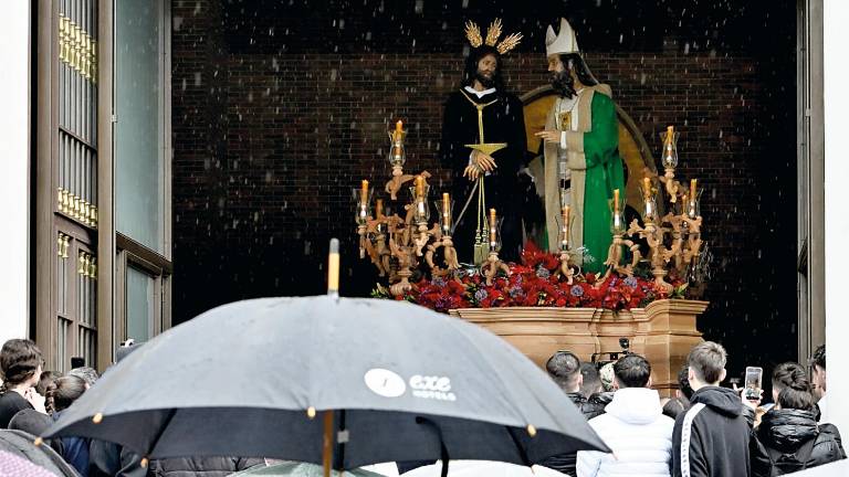 Caridad y Salud se queda en su templo entre lágrimas y lluvia