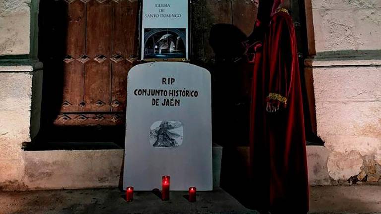 Lápidas anuncian la muerte del conjunto histórico local Lápidas anuncian la muerte del conjunto histórico local