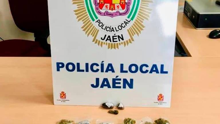 Interceptado con hachís y marihuana