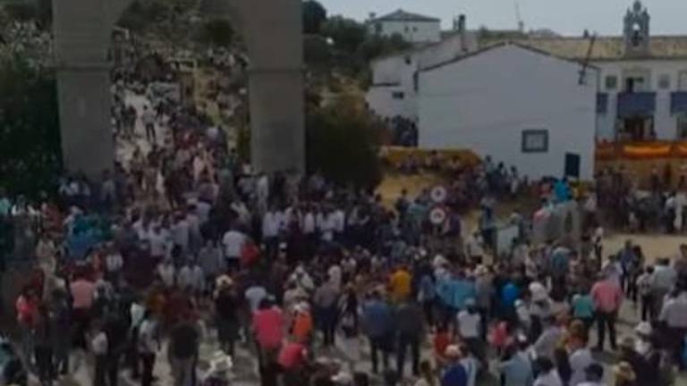 Gentío esperando a La Morenita en el arco de la calzada al santuario Gentío esperando a La Morenita en el arco de la calzada al santuario