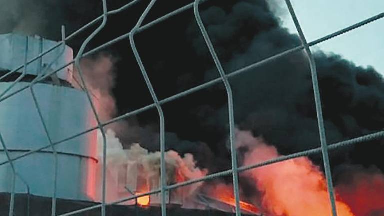 El fuego daña gravemente la planta de reciclaje El fuego daña gravemente la planta de reciclaje