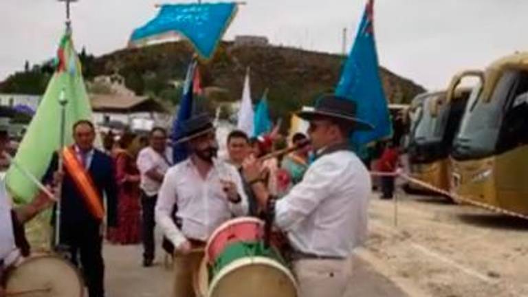 Tambores y flautas rocieras animan la romería de Hoya del Salobral Tambores y flautas rocieras animan la romería de Hoya del Salobral