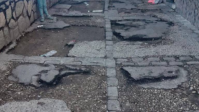 Socavones que causan daños y accidentes en la calle San Rufino de Jaén Socavones que causan daños y accidentes en la calle San Rufino de Jaén