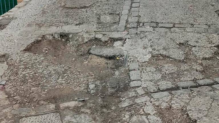 Socavones que causan daños y accidentes en la calle San Rufino de Jaén Socavones que causan daños y accidentes en la calle San Rufino de Jaén