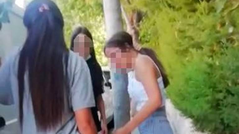 Detenida una menor acusada de dar una paliza a otra mientras todo era grabado y difundido por redes Detenida una menor acusada de dar una paliza a otra mientras todo era grabado y difundido por redes