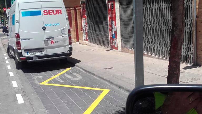 Repintado de los carga y descarga y aparcamientos Repintado de los carga y descarga y aparcamientos