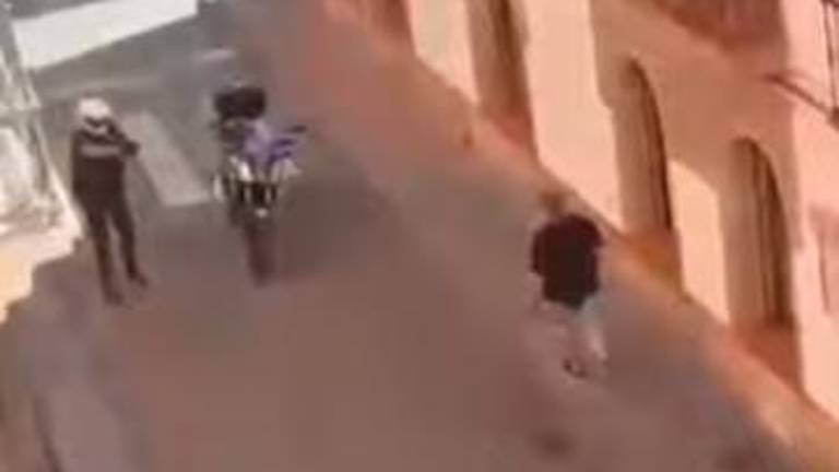 Vídeos recogen el suceso de Andújar con un policía muerto y el agresor abatido Vídeos recogen el suceso de Andújar con un policía muerto y el agresor abatido
