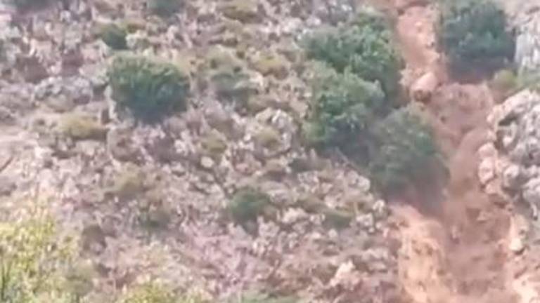 Torrente en la sierra de Valdepeñas de Jaén cuando arreciaba la tormenta Torrente en la sierra de Valdepeñas de Jaén cuando arreciaba la tormenta
