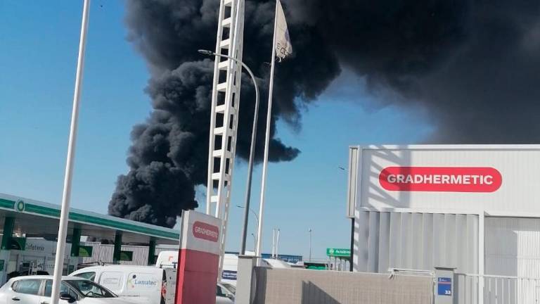 Los bomberos actúan en un incendio en una nave del polígono La Red en Alcalá de Guadaíra Los bomberos actúan en un incendio en una nave del polígono La Red en Alcalá de Guadaíra
