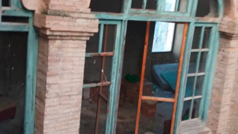 “Okupan” los Baños del Naranjo tras reventar la verja que da acceso “Okupan” los Baños del Naranjo tras reventar la verja que da acceso