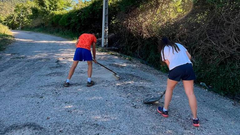 Los vecinos de La Hueta arreglan ellos mismos un carril de acceso Los vecinos de La Hueta arreglan ellos mismos un carril de acceso