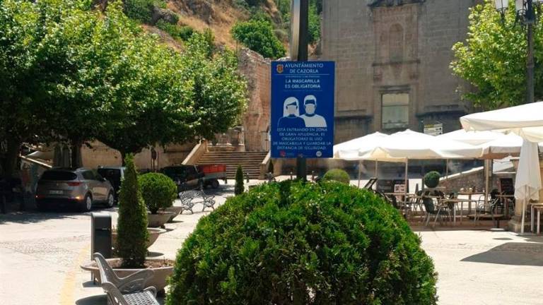 Cazorla instala señalización del uso obligatorio de la mascarilla Cazorla instala señalización del uso obligatorio de la mascarilla