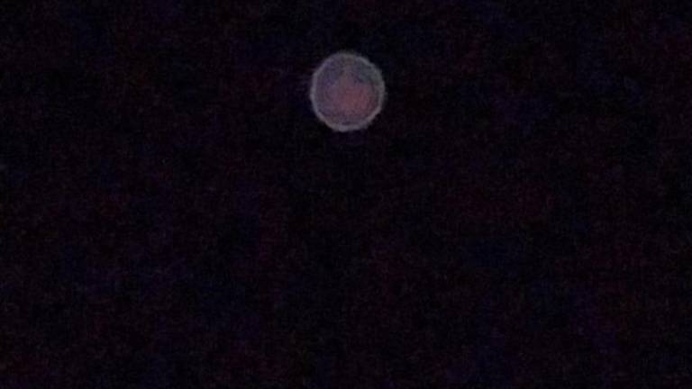 Una luz misteriosa cruza el cielo Una luz misteriosa cruza el cielo