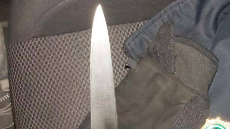 Detenida una mujer por intentar apuñalar a dos policías locales Detenida una mujer por intentar apuñalar a dos policías locales