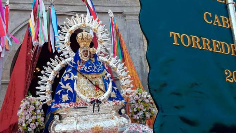 La rosa abrileña bendice las calles La rosa abrileña bendice las calles