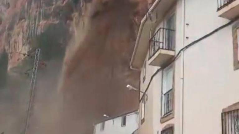 Tremendo salto de agua provocado por una tormenta en Belerda Tremendo salto de agua provocado por una tormenta en Belerda