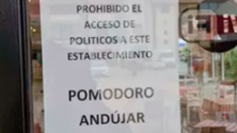 El Pomodoro de Andújar instala carteles negando el acceso a políticos y los retira tras pedirlo la Policía El Pomodoro de Andújar instala carteles negando el acceso a políticos y los retira tras pedirlo la Policía