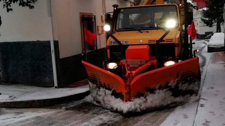 La quitanieves abre camino entre Hornos y Santiago-Pontones tras una noche sin luz La quitanieves abre camino entre Hornos y Santiago-Pontones tras una noche sin luz