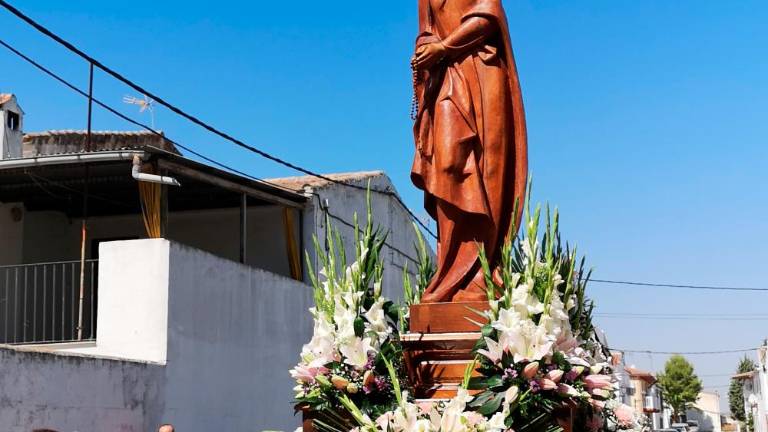 Un pueblo con su patrona Un pueblo con su patrona