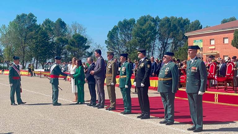Una nueva bandera de España refuerza vínculos entre Baeza y la Academia de la Guardia Civil Una nueva bandera de España refuerza vínculos entre Baeza y la Academia de la Guardia Civil