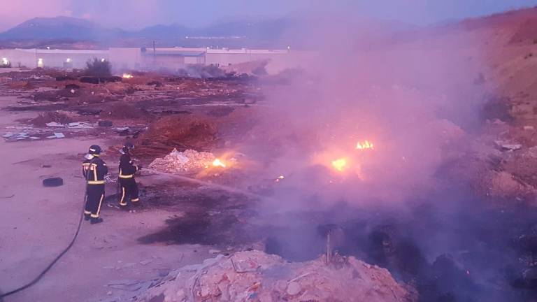 Incendio en una nave abandonada de Dhul Incendio en una nave abandonada de Dhul