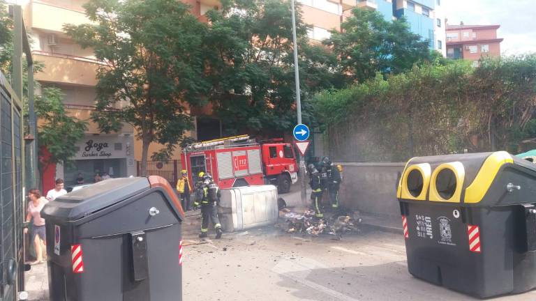 Incendian un contenedor en la calle Cardenal Marcelo Spínola Incendian un contenedor en la calle Cardenal Marcelo Spínola