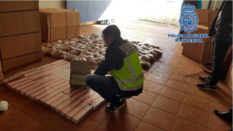 Los “jornaleros” de la fábrica ilegal de tabaco, al banquillo Los “jornaleros” de la fábrica ilegal de tabaco, al banquillo