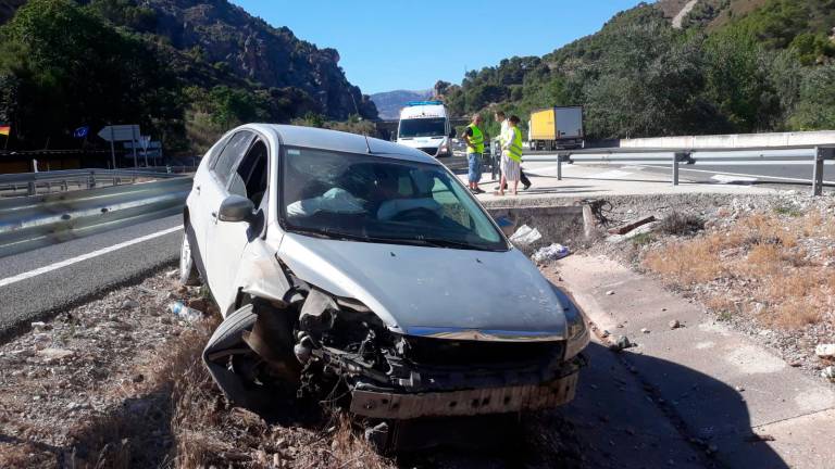 Aparatoso accidente en la A-44 sin heridos Aparatoso accidente en la A-44 sin heridos