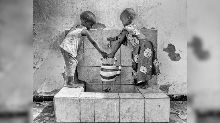 El acceso al agua potable, tema ganador del Certamen de Fotografía de Caja Rural Jaén El acceso al agua potable, tema ganador del Certamen de Fotografía de Caja Rural Jaén