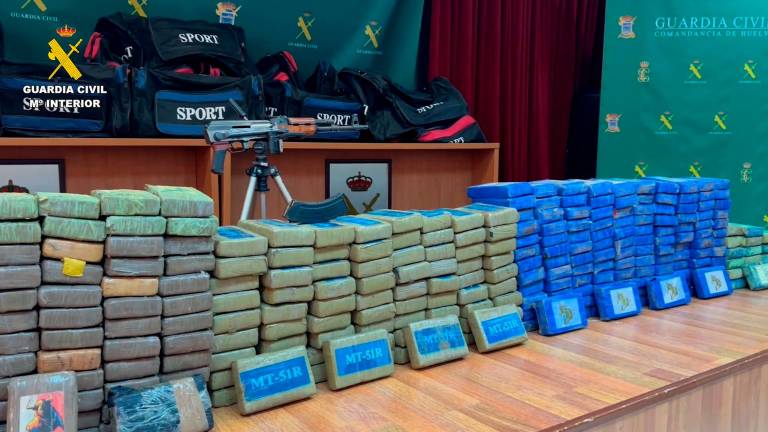 La Guardia Civil incauta 374 kilos de cocaína en Punta Umbría y detiene a tres personas La Guardia Civil incauta 374 kilos de cocaína en Punta Umbría y detiene a tres personas