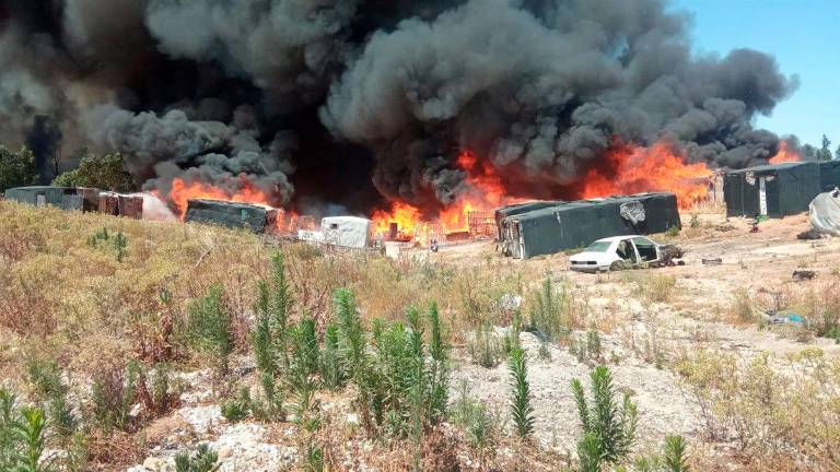 Un herido y 120 desalojados por el incendio en Palos de la Frontera Un herido y 120 desalojados por el incendio en Palos de la Frontera