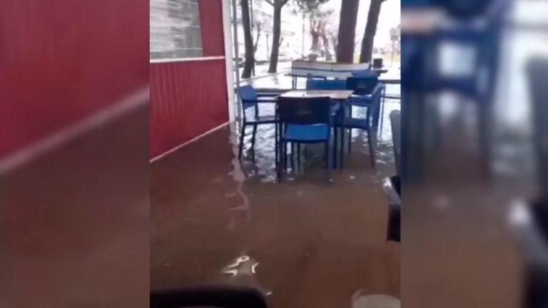 El agua sorprende a los clientes de un bar en Puente de Génave El agua sorprende a los clientes de un bar en Puente de Génave