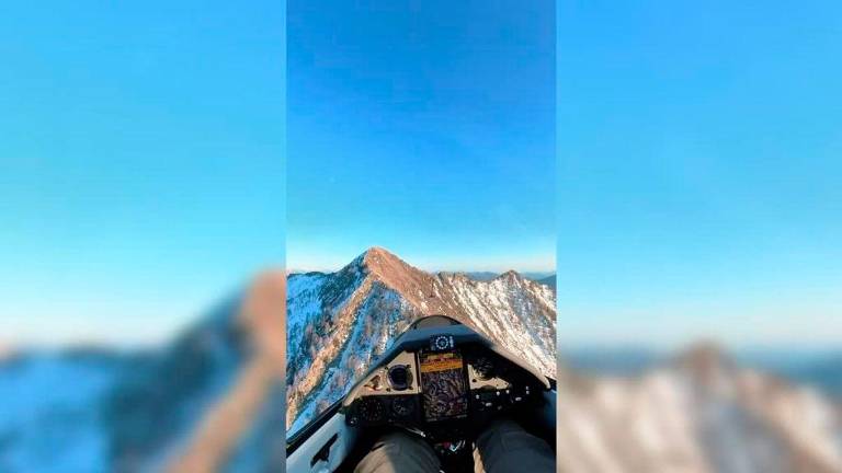 Las atrevidas acrobacias de este piloto a ras de suelo Las atrevidas acrobacias de este piloto a ras de suelo