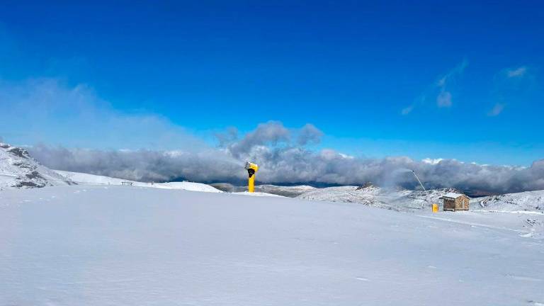 Sierra Nevada activa los cañones de producción de nieve artificial Sierra Nevada activa los cañones de producción de nieve artificial