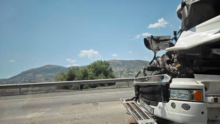 Colisión entre dos camiones en la A-44 a la altura de Campillo de Arenas Colisión entre dos camiones en la A-44 a la altura de Campillo de Arenas