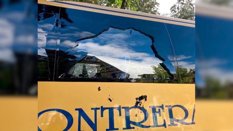 La rotura de las lunas de un autobús de escolar en Frailes fue con disparos La rotura de las lunas de un autobús de escolar en Frailes fue con disparos