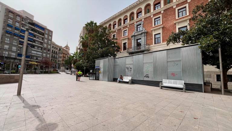 El PP urge a retirar las chapas del acceso al parking de la plaza de la Constitución El PP urge a retirar las chapas del acceso al parking de la plaza de la Constitución