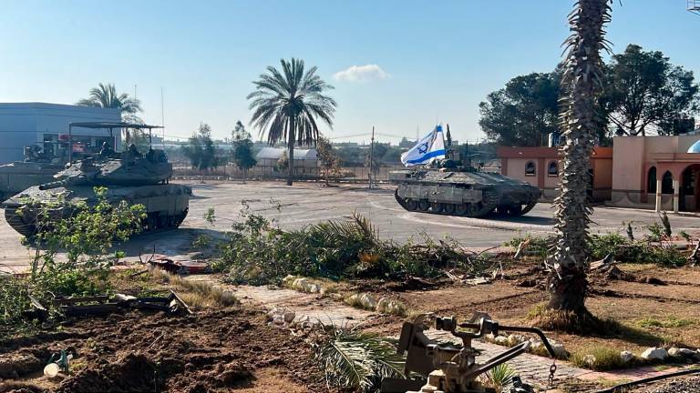 Carros de combate del Ejército de Israel tras la toma militar del lado palestino del paso de Rafá. / Lv Yingxu / Europa Press.