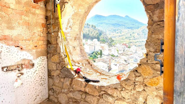 A la luz la mampostería del Reloj de la Muralla de Torres A la luz la mampostería del Reloj de la Muralla de Torres