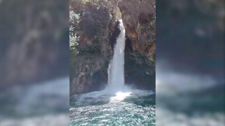 Maravíllese con el verde turquesa de la cascada Calavera Maravíllese con el verde turquesa de la cascada Calavera