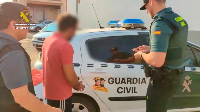 Detenidas dos personas por el robo de cobre en el AVE Madrid-Sevilla en mayo Detenidas dos personas por el robo de cobre en el AVE Madrid-Sevilla en mayo