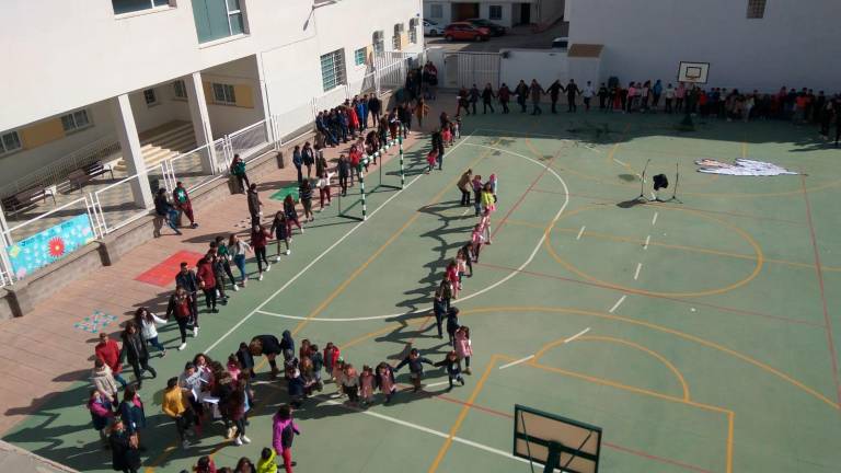 Galardón al IES Puerta de Arenas por sus trabajos por la paz Galardón al IES Puerta de Arenas por sus trabajos por la paz
