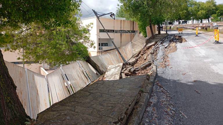 Socavón en el muro derrumbado en Alcalá la Real. / Juan Rafael Hinojosa / Diario JAÉN.