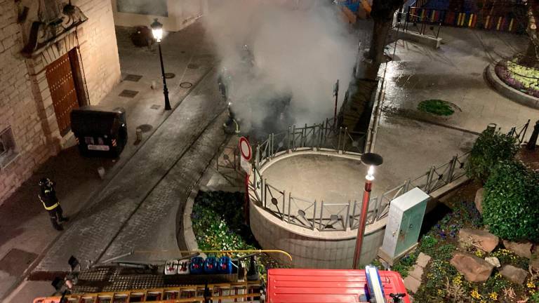 Incendio de un contenedor en la Plaza de los Jardinillos Incendio de un contenedor en la Plaza de los Jardinillos