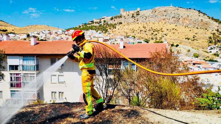Incendio de pasto cerca de los depósitos de La Glorieta Incendio de pasto cerca de los depósitos de La Glorieta