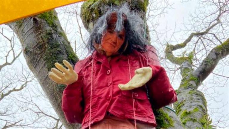 Calvo condena la aparición de una muñeca ahorcada con su cara: Ni la violencia ni las amenazas tienen cabida” Calvo condena la aparición de una muñeca ahorcada con su cara: Ni la violencia ni las amenazas tienen cabida”