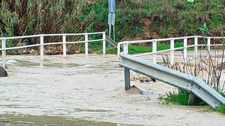 Carreteras anegadas por la fuerza del agua en La Campiña Carreteras anegadas por la fuerza del agua en La Campiña