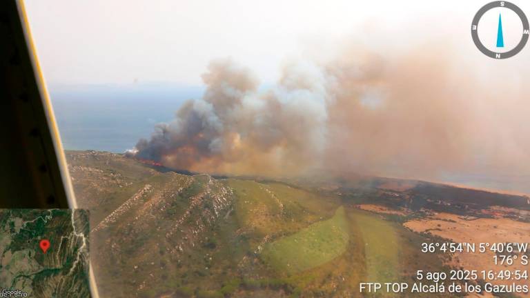 Evacuan un camping en Tarifa por un incendio al arder una caravana Evacuan un camping en Tarifa por un incendio al arder una caravana