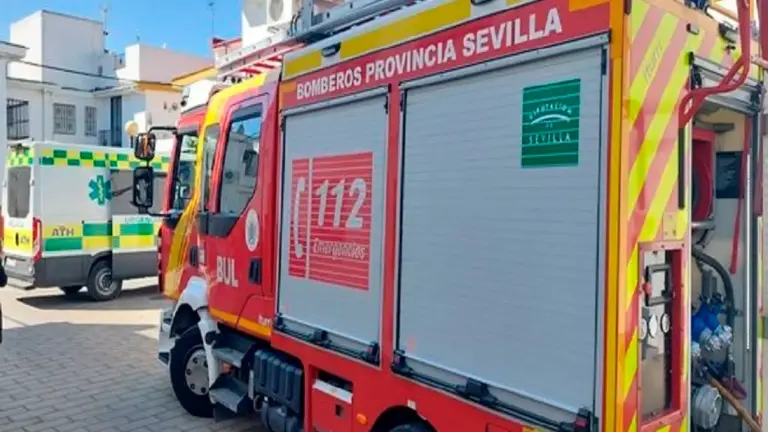 Una mujer fallecida y tres heridos en un incendio en Castilleja de la Cuesta Una mujer fallecida y tres heridos en un incendio en Castilleja de la Cuesta