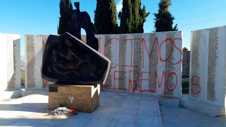 Pintadas sobre el monumento a las víctimas del franquismo Pintadas sobre el monumento a las víctimas del franquismo